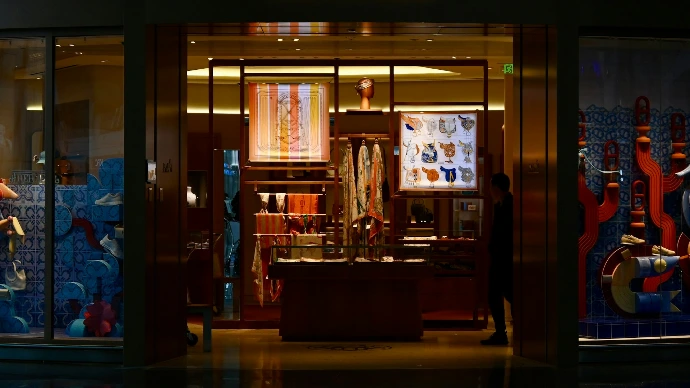 Exhibición de escaparate de lujo por la noche